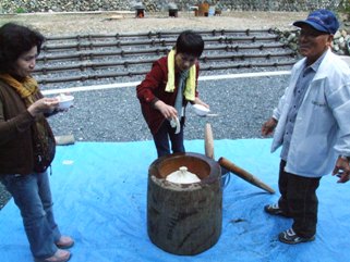 三谷の住民と一緒に餅つき体験