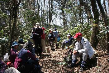 雀谷山の頂で昼食