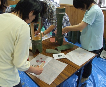 徳地和紙に落ち葉など自然の素材を貼る