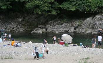 水辺で遊ぶ子供たち