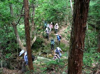 山から湧き出る沢を乗り越える