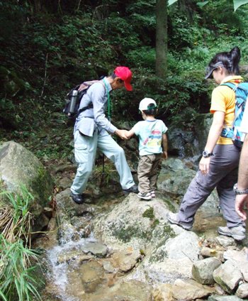 子どもも遊歩道散策