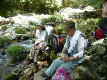 川原に下りての昼食