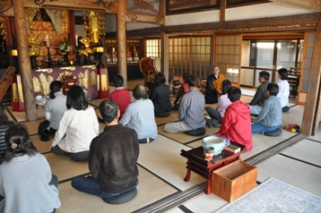 宗円寺で住職さんのお話を聞く