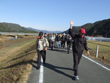 佐波川の土手をウォーキング