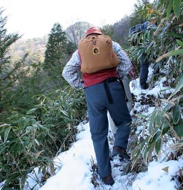 雪の残る登山道を進む