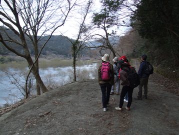  大原湖畔を歩く