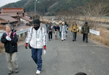 島地川沿いを歩く