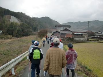 島地川沿いを歩く