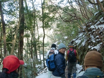 雪の残る愛鳥林を散策