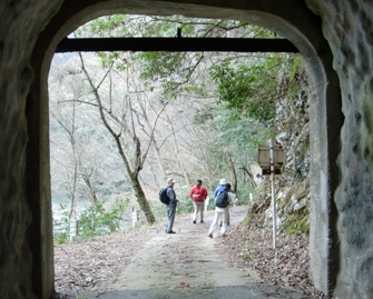 トンネルを抜けて大原湖畔ロードへ