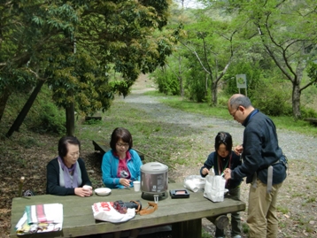 愛鳥林の広場で徳地のお茶とお菓子