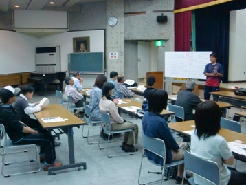 屋内にて講義