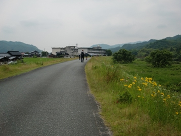 佐波川の土手の広々とした景色と、ノルディックウォーキングを楽しむ