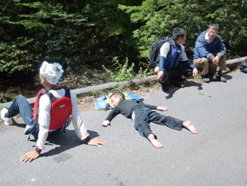 道路に寝そべってゆっくり岩盤浴