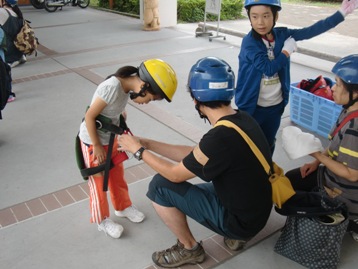 体験の前に、ヘルメットとサドルを身につける