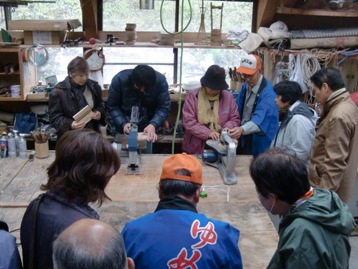 「ゆめ工房」で、徳地の木材を使った鍋敷き作り体験